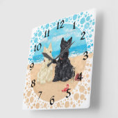 ビーチのWheaten及び黒いスコッチテリア スクエア壁時計 (傾斜)