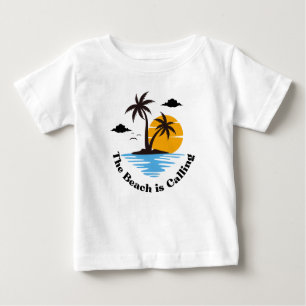 ビーチは家族旅行Tシャツを呼んでいる ベビーTシャツ