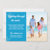 ビーチは砂のクリスマス休暇をダッシング シーズンカード (正面)