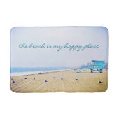 ビーチは私のハッピープレイスのスクリプト海沿岸写真 バスマット (正面)