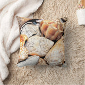 ビーチは装飾用クッションを殻から取り出します クッション (ブランケット)