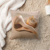 ビーチは装飾用クッションを殻から取り出します クッション (ブランケット)