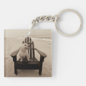 ビーチを楽しんでいる犬 キーホルダー (裏面)