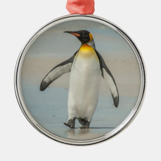 ビーチを歩くペンギン メタルオーナメント (正面)