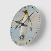ビーチを歩くペンギン ラウンド壁時計 (傾斜)
