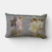 ビーチを歩く子供たち（E.H.ポットサスト） ランバークッション (裏面)