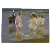 ビーチを歩く子供たち（E.H.ポットサスト） ラージペーパーバッグ (裏面)