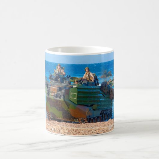 ビーチアーマー – アサルト水陸両用車 コーヒーマグカップ (中央)