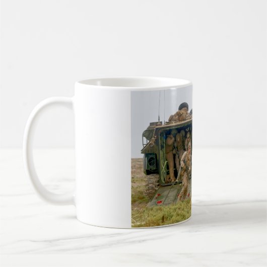 ビーチアーマー – アサルト水陸両用車 コーヒーマグカップ (左)
