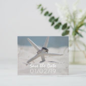 ビーチウェディングの記念写真付きSave the Date 案内ポストカード (スタンド正面)