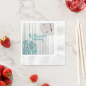 ビーチウッドモノグラムのティール（緑がかった色）コーラル紙ナプキンズ 縁ありカクテルナプキン (インサイチュ)