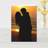 ビーチカップル抱擁 カード (黄色い花)