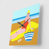 ビーチキーン – 黄色 スクエア壁時計 (傾斜)