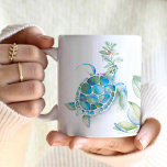 ビーチクリスマスシータートルシーズ&グリーティング コーヒーマグカップ<br><div class="desc">沿岸のツイストを持つギフトアイディアを探している？このパーソナライズされたビーチクリスマスコーヒーマグは美しいウミガメを特徴図解入りの、写真付きのとし、フェスティバルの緑と赤い果実がアクセントになっている。トレンディーの赤い台本には「海と挨拶」という言葉が優雅に飾られており、タートルギフトや海愛好家にとって最適な選択肢となっている。あなたはの祝熱帯の休日でも、完璧なクリスマスのプレゼントを探すにしても、この海の生活のマグはあなたの季節の装飾に海のtouchをもたらす。BFF、ウミガメ愛好家、またはビーチを愛するすべての人のための思慮深い贈り物。さらに多くのカメの贈り物や休日のデザインを探すwww.zazzle.com/dotellabelle.水の色ユニークのアートとデザインDo Tell A Belleのビクトリア・グリガリウナス。</div>