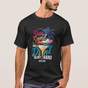 ビーチクルーズで太陽と砂と手の中のドリンク Tシャツ
