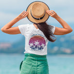ビーチクルーズカスタム懇親会ファミリーポケットウィメンズ Tシャツ<br><div class="desc">島のカッコいいクルーズでパパ、母、妹、兄弟のための家族休暇tシャツに一致する衣服。ピンクのビーチの夕日の前に美しかわいらしいヤシの木が特徴。海カスタムへの夏の旅行に最適なTシャツ。表カスタマイズに名前、裏に家族懇親会文字。</div>