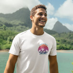 ビーチクルーズカスタム懇親会ポケットロゴ Tシャツ<br><div class="desc">島のカッコいいクルーズでパパ、母、妹、兄弟のための家族休暇tシャツに一致する衣服。ピンクのビーチの夕日の前に美しかわいらしいヤシの木が特徴。海カスタムへの夏の旅行に最適なTシャツ。</div>