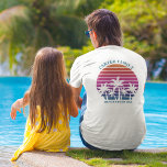 ビーチクルーズカスタム懇親会ポケット名 Tシャツ<br><div class="desc">島のカッコいいクルーズでパパ、母、妹、兄弟のための家族休暇tシャツに一致する衣服。ピンクのビーチの夕日の前に美しかわいらしいヤシの木が特徴。海カスタムへの夏の旅行に最適なTシャツ。表カスタマイズに名前、裏に家族懇親会文字。</div>