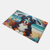 ビーチサイドベルネーゼのブリス：クールサングラス付き犬 ドアマット (アングル)