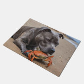 「ビーチサイド仲間たち – ふわふわでカニ仲間たち」 ドアマット (アングル)