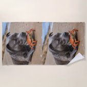 「ビーチサイド仲間たち – ふわふわでカニ仲間たち」 ビーチタオル (正面)