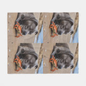 「ビーチサイド仲間たち – ふわふわでカニ仲間たち」 フリースブランケット (正面(横))