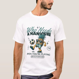 ビーチサッカーをプレイ中 Tシャツ