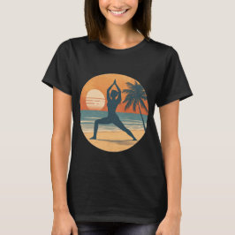 ビーチサンセットヨガのシルエット | 海辺のヨギライフ Tシャツ