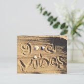 ビーチサンドシーシェル写真おもしろいグッドビベス引用文 ポストカード (スタンド正面)