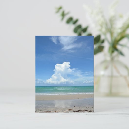 ビーチシースケープと雨雲の写真 ポストカード (スタンド正面)