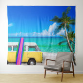 ビーチシーンとイエローバンとピンクサーフボード タペストリー (インサイチュ(横))