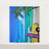 ビーチシーンとイエローバンとピンクサーフボード タペストリー (正面)