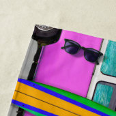 ビーチシーンと明るい赤紫色ピンクバンとサーフボード ビーチタオル (インサイチュ)