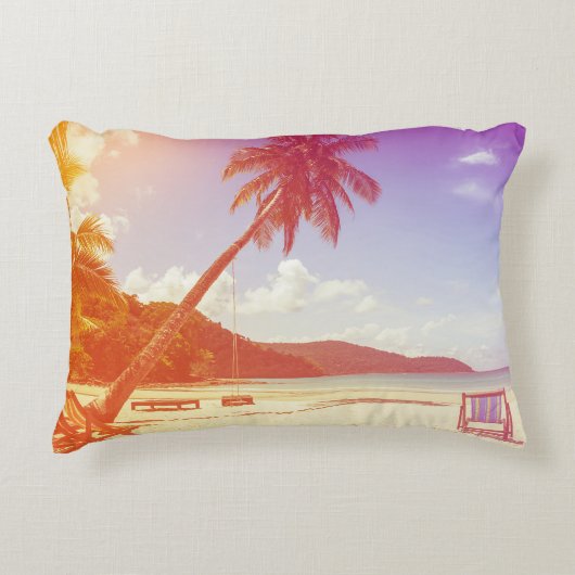 ビーチシーン、ココナッツツリー、木製ベッド。 アクセントクッション (正面)