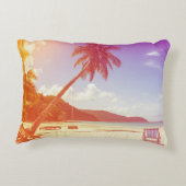 ビーチシーン、ココナッツツリー、木製ベッド。 アクセントクッション (裏面)