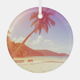 ビーチシーン、ココナッツツリー、木製ベッド。 ガラスオーナメント