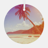 ビーチシーン、ココナッツツリー、木製ベッド。 ガラスオーナメント (裏面)