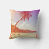 ビーチシーン、ココナッツツリー、木製ベッド。 クッション (裏面)