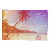 ビーチシーン、ココナッツツリー、木製ベッド。 枕カバー (裏面)