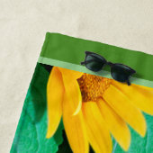 ビーチタオルの眠いてんとう虫のヒマワリ。 緑の端 ビーチタオル (インサイチュ)