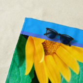 ビーチタオルの眠いてんとう虫のヒマワリ。 青い端 ビーチタオル (インサイチュ)