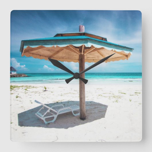 ビーチチェアおよび傘|の銀製の砂のビーチ スクエア壁時計 (正面)