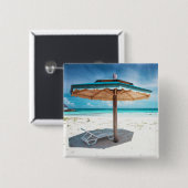 ビーチチェアおよび傘|の銀製の砂のビーチ 缶バッジ (正面&裏面)