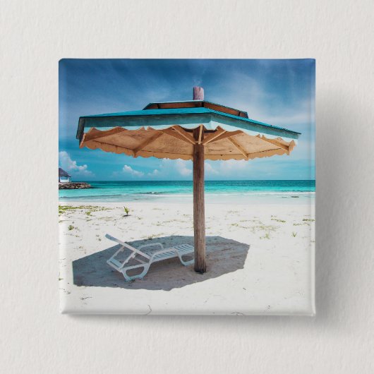 ビーチチェアおよび傘|の銀製の砂のビーチ 缶バッジ (正面)