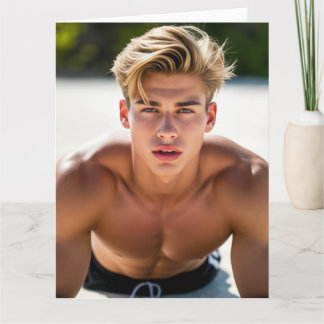 ビーチデイの恋 - Tシャツを着ていないブロンドの男性 カード