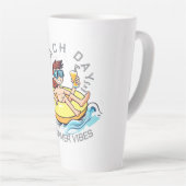 ビーチデイカートゥーン文字オン膨脹可能リングや輪 カフェラテマグ (右アングル)