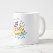 ビーチデイカートゥーン文字オン膨脹可能リングや輪 ジャンボコーヒーマグカップ (正面右)