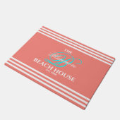 ビーチハウスの珊瑚の白のストライプの水色のイニシャル ドアマット (アングル)