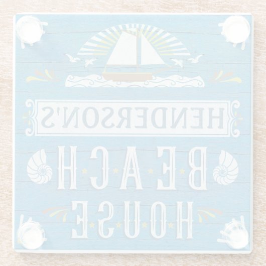 ビーチハウスの航海のなヨットは名前をカスタムする2を殻から取り出します ガラスコースター (裏面)