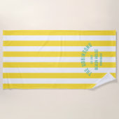 ビーチハウスファミリーネームイエローカバナストライプ ビーチタオル (正面)